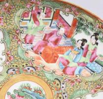 Canton Rose dísztányér. Kína, cca 19. sz. közepe, jelzés nélkül, restaurált, peremnél kis repedésvon...