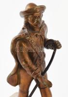 Sétáló férfi. Bronzírozott fém szobor, márvány talpazaton, kopással, m: 20,5 cm