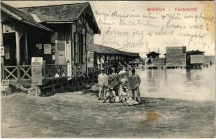 1911 Siófok, Közös fürdő a Balatonon reklámokkal (Baross sétahajózás, Holzer, Éder, Sparber testvérek, zongora kölcsönző, Gólyaáruház) (fl)