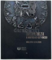 Tarsolylemezek. A honfoglaló elit kincsei. Kiállítási katalógus. Szerk.: dr. Virágos Gábor. Bp., 2022, Magyar Nemzeti Múzeum, 135 p. Gazdag képanyaggal illusztrált. Kiadói papírkötés.