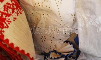Táskányi hatalmas mennyiségű régi textil, vegyes állapotban, közte kézzel hímzett darabokkal, átnézé...