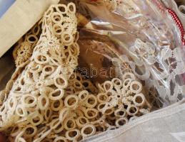 Táskányi hatalmas mennyiségű régi textil, vegyes állapotban, közte kézzel hímzett darabokkal, átnézé...