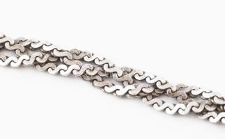 Ezüst (Ag) háromszálas fonott mintás karkötő, jelzett, h: 18 cm, nettó: 5,2 g