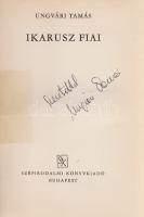 Ungvári Tamás: Ikarusz fiai. (Esszék.) (Dedikált.) Budapest, [1970]. Szépirodalmi Könyvkiadó (Szegedi Nyomda). 537 + [3] p. + 1 t. Első kiadás. Dedikált: ,,Szeretettel Ungvári Tamás." A szerző fényképét Balla Demeter készítette. Aranyozott gerincű kiadói vászonkötésben, eredeti védőborítóban.