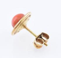 Arany (Au) 14K korallköves kerek fülbevalópár, jelzett, d: 1 cm, bruttó: 1,9 g