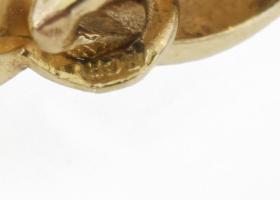 Arany (Au) 14K sárga-fehérarany áttört kereszt medál, jelzett, 2,6×1,6 cm, nettó: 1 g