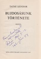 Tatay Sándor: Bujdosásunk története. Regény. Kondor Lajos rajzaival. (Dedikált.) Budapest, 1967. Móra Könyvkiadó (Zrínyi Nyomda). 236 + [4] p. Első kiadás. Dedikált: ,,Vámos Lacikának sok szeretettel: [...] 1968. XI. 19. Tatay Sándor&quot;. Tatay Sándor (1910-1991) badacsonyi ifjúsági regénye a második világháborús front elől megszökő két erdélyi katonanövendék sorsát követi nyomon. Kondor Lajos rajzával illusztrált, enyhén sérült gerincű kiadói vászonkötésben, védőborító nélkül.