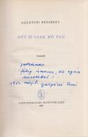 Galgóczi Erzsébet: Ott is csak hó van. Novellák. [Dedikált.] [Budapest], 1961. Szépirodalmi Könyvkiadó (Alföldi Nyomda, Debrecen). 225 + [3] p. Első kiadás. Dedikált: ,,Jutkának, félig ismerve, de egész szeretettel: Galgóczi Erzsi. 1961. máj. 8." Tezla 4367. Aranyozott gerincű, Zelenák Crescentia rajzával illusztrált kiadói félvászon kötésben. Jó példány.