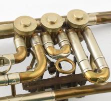 Trombita. Réz, jelzett, működik. 52 cm. Egyik billenytyűrugója hiányzik