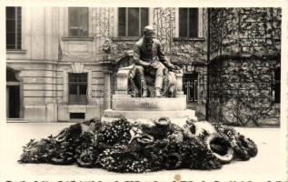 Komárom Jókai statue
