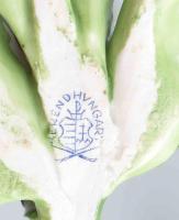 Herendi 2 darab virág, egyik sérült, másik kopott, h: 11-13 cm