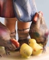 Hummel Goebel csibéket etető lány. Jelzett, hibátlan, m: 11 cm