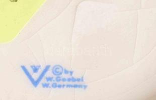 Hummel Goebel csibéket etető lány. Jelzett, hibátlan, m: 11 cm