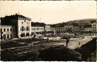 1942 Zilah, Zalau; Vigadó kávéház és étterem, gyógyszertár, Bocskay Borozó, cukrászda, Avram Gergely, Szabó Kálmán és Kincses üzlete, Erdélyi bank / cafe and restaurant, pharmacy, shops, wine hall, confectionery. Foto Elite Péter photo