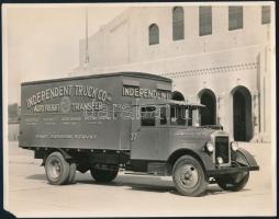 cca 1930 Seattle, Independent Truck költöztető teherautó nagy méretű fotója sarok hiánnyal 26x20 cm / Fageol Moving company large truck photo with corner missing 26x20 cm