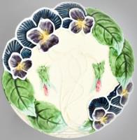 Körmöcbánya talpas kínáló. Jelzett, kis sérülésekkel, tál részén repedésvonallal, d: 25,5 cm, m: 14 ...