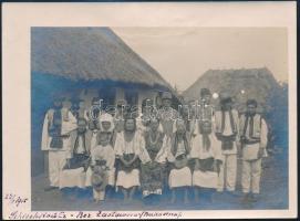 1915 Bukovina, Zastavna csángó népviseletes család. / Zastawna Ukraine familiy in folklore. 18x13 cm