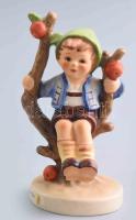 Hummel Goebel fiú az almafán. Jelzett, hibátlan, m: 11 cm