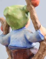 Hummel Goebel fiú az almafán. Jelzett, hibátlan, m: 11 cm