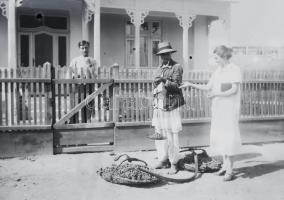 cca 1930 Jászvásár, Románia, városképek, életképek, kis doboznyi vegyes fotónegatív, 9×12 cm / Iasi,...