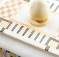 Art deco ékszerdoboz. Oroszlánkörmös lábakon álló téglatest, elemekből épített zsírkő, kis kopottság...