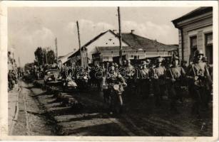 1940 Máramarossziget, Sighetu Marmatiei; bevonulás, katonák motorral, automobile / entry of the Hungarian troops, soldiers on motorbicycles, automobile + &quot;1940 Máramarossziget visszatért&quot; So. Stpl (Rb)