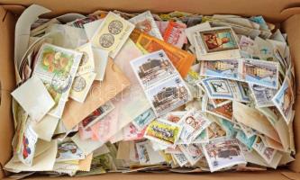 Több ezer használt képes bélyeg, közte bündlik dobozban, ömlesztve
