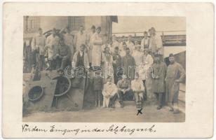 1912 Marosújvár, Uioara, Ocna Mures; Vor dem Eingang in das Salzbergwerk / A sóbánya bejárata előtt / in front of the entrance of the salt mine. photo (kis szakadás / small tear)