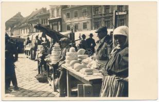 1938 Brassó, Kronstadt, Brasov; piac, sajtok / market, cheese vendors. Atelier O. Netoliczka photo (EK)