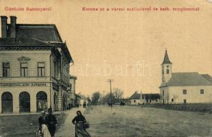 Battonya Korona út a városi szállodával, a Katolikus templommal és Hirschler Ármin üzletével (EB)