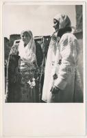 Kelnek, Calnic, Kelling (Fehér megye, Judetul Alba); Femei sasesti / Kellinger Frauen im Kirchenpelz / Erdélyi népviselet, folklór / Transylvanian folklore. Foto orig. J. Fischer, 1936. (EK)