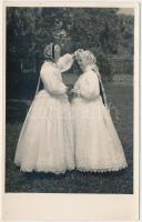 Szászlekence, Lekence, Lechnita, Lechnitz; Tarance sasesti / Sächsische Bäuerinnen / Erdélyi szász népviselet, folklór / Transylvanian Saxon folklore. Foto orig. J. Fischer, 1937.