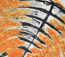 Gorka Lívia (1925-2011): Dísztál. Geometrikus mázazással fedett kerámia, jelzett, minimális kopottsá...