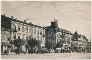 1934 Marosvásárhely, Targu Mures; Piata Reg. Ferdinand / Ferdinánd király tér, Hotel Transilvania szálloda, automobilok, üzletek / square, hotel, automobiles, shops (EB)