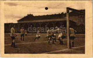 1924 FTC-MTK labdarúgó mérkőzés 1913. március 16. Corner helyzet, a jól helyezkedő Borbást Knapp lefogja. Kiadja a Klasszikus pillanatok vállalata 9.f. sz. / Hungarian football match (EK)