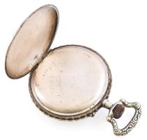 Márka nélküli nagyméretű zsebóra, díszes fém tokban, sérült számlappal.hátoldalán kovács jelenettel ...