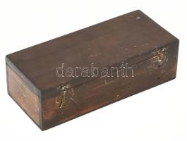 4 db kézi felhúzós karóra, szovjet és amerikai szerkezetek, nem működnek, régi fa ládikában