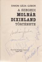 Simon Géza Gábor: A szegedi Molnár Dixieland története. (A zenekar vezetője és tagjai által aláírt.) Szeged, 1984. Bartók Béla Művelődési Központ (MTA Sokszorosító, Budapest). 136 + [2] p. Egyetlen kiadás. A címoldalon szereplő aláírások: Molnár Gyula zenekarvezető (klarinét, tenor- és szopránszaxofon) ? Garay Márta (ének, zongora) ? Kovács Ferenc (trombita, bendzsó) ? Kiszin Miklós (nagybőgő), illetve a zenekar két további tagja. ?? A szegedi Molnár Dixieland Band Magyarország legrégebben alapított és azóta is folyamatosan működő jazz-zenekara. Az egyetemistákból 1964-ben alakult zenekarban a hazai jazz-élet színe-java megfordult, az együttes 1972-től kezdődően pedig külföldi turnékra is indult: együtt játszott többek között Louis Armstrong egykori zenekari tagjaival, Tony Scottal és a jazz-élet más hírességeivel. A kötet végén a zenekar tagjainak adatai, az együttes diszkográfiája, illetve angol és orosz nyelvű rezümé. Fűzve, színes, illusztrált kiadói borítóban. Jó példány.