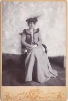 cca 1900 Női portré, keményhátú fotó szép versoval, 16,5×10,5 cm