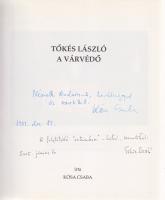 Kósa Csaba: Tőkés László, a várvédő. (Kétszeresen dedikált.) [Budapest], (1992). Magyar Fórum (Denbinder Nyomda). 115 + [1] p. Egyetlen kiadás. Összesen 2000 példányban készült kötet kétszeresen dedikált példánya: ,,Németh Andornak, barátsággal és szeretettel: Kósa Csaba. 1992. dec. 17. ,,A folytatódó ,,ostromban-hittel, szeretettel: Tőkés László. 2006. június 10. Oldalszámozáson belül gazdag fotóanyaggal illusztrált megemlékezés Tőkés László református püspöknek az 1989-es romániai forradalomban betöltött szerepéről, illetve későbbi egyházi, politikai és sajtószerepléseiről. (Magyar Fórum könyvek.) Feliratozott kiadói egészvászon kötésben. Jó példány.