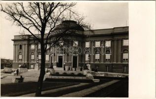 Debrecen, Déri múzeum. photo (vágott / cut)