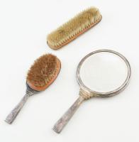 Szecessziós ezüstözött alpakka piperetükör és 2 db kefe. Kopással, h: 18-26 cm