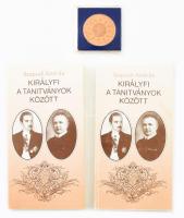 Szapudi András: Királyfi a tanítványok között. Dokumentumriport. Veszprém, 1990, (Prospektus GM-ny.), 95 p. Fekete-fehér fotókkal illusztrált. Kiadói papírkötés. Két példány, az egyik a szerző, Szapudi András (1939-2001) író, újságíró által, Jávori Béla (1931-2008) újságíró, fotóművész, a Somogyi Néplap főszerkesztője részére, a másik a riportalany, Habsburg Ottó (1912-2011) által DEDIKÁLT példány. Valamint &quot;Habsburg Ottó 80 éves / Páneurópa Unió Tata - 1992 emlékéremmel&quot;.