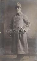 cca 1914-1918 I. világháborús magyar katona portréja, tiszti szablyával és pecsétgyűrűvel, jelzés nélküli fotólap, 13x8 cm