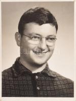 Majláth Jenő (1929-2001) zeneszerző aláírása az őt ábrázoló fotó hátoldalán