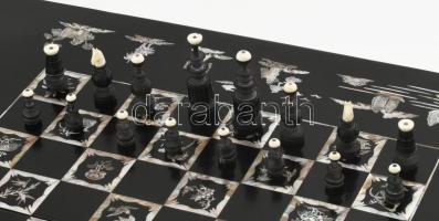 Nagyméretű gyöngyház berakásos japán sakktábla, hátoldalán ostáblával. Teljes figura- és korongkészl...