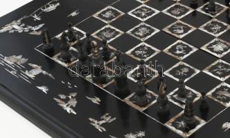 Nagyméretű gyöngyház berakásos japán sakktábla, hátoldalán ostáblával. Teljes figura- és korongkészl...