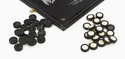 Nagyméretű gyöngyház berakásos japán sakktábla, hátoldalán ostáblával. Teljes figura- és korongkészl...