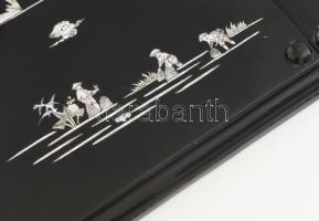 Nagyméretű gyöngyház berakásos japán sakktábla, hátoldalán ostáblával. Teljes figura- és korongkészl...