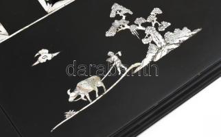 Nagyméretű gyöngyház berakásos japán sakktábla, hátoldalán ostáblával. Teljes figura- és korongkészl...